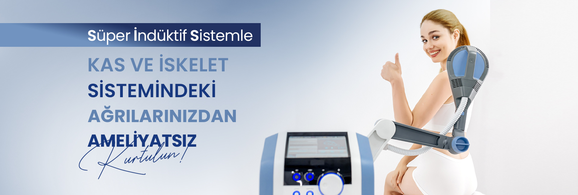Gülen kadın, kolundaki tedavi cihazını kullanırken kas-iskelet ağrılarını ameliyatsız gidereceğini vurgulayan reklam görseli.
